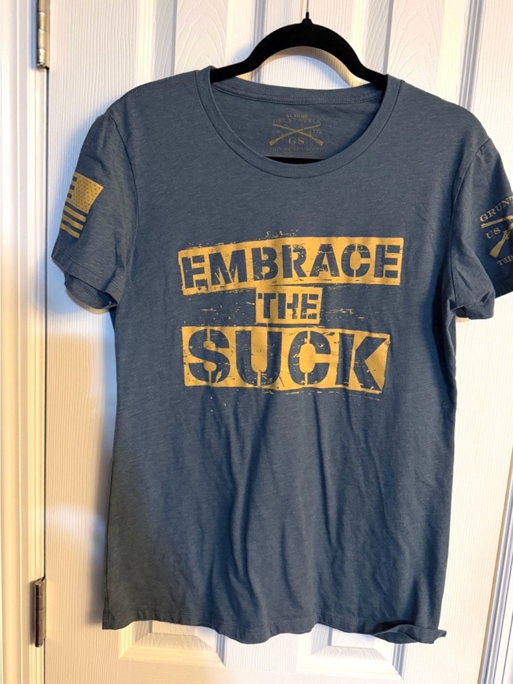 Grunt Style Women’s XL Embrace The Suck Graphic T-Shirt Blue Gold